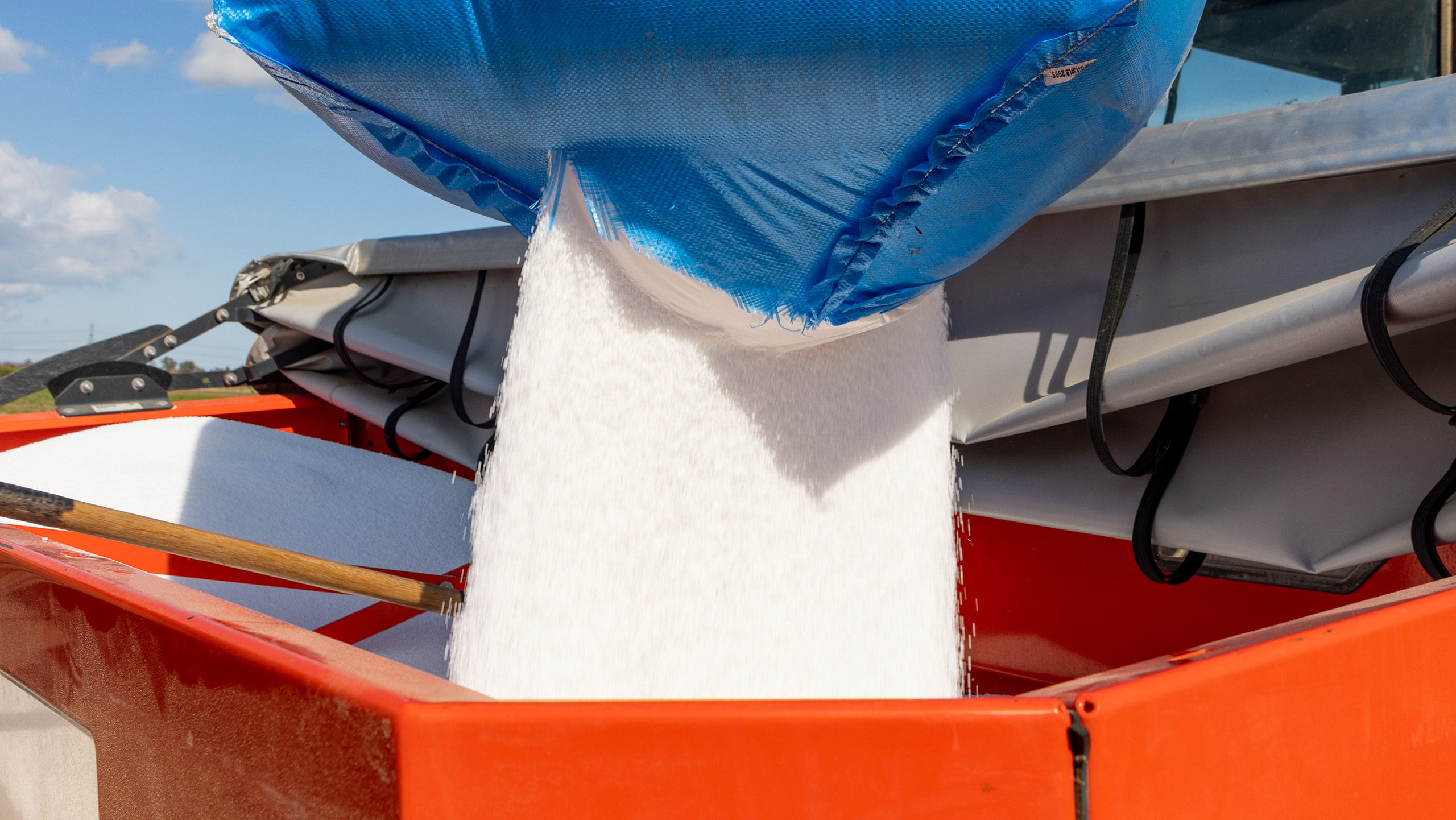 Loading nitrogen into sprayer
