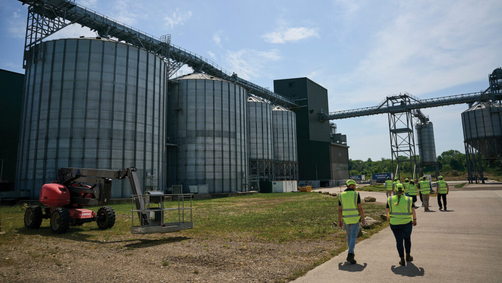 Oats being transferred directly from Camgrain to Navara via auger