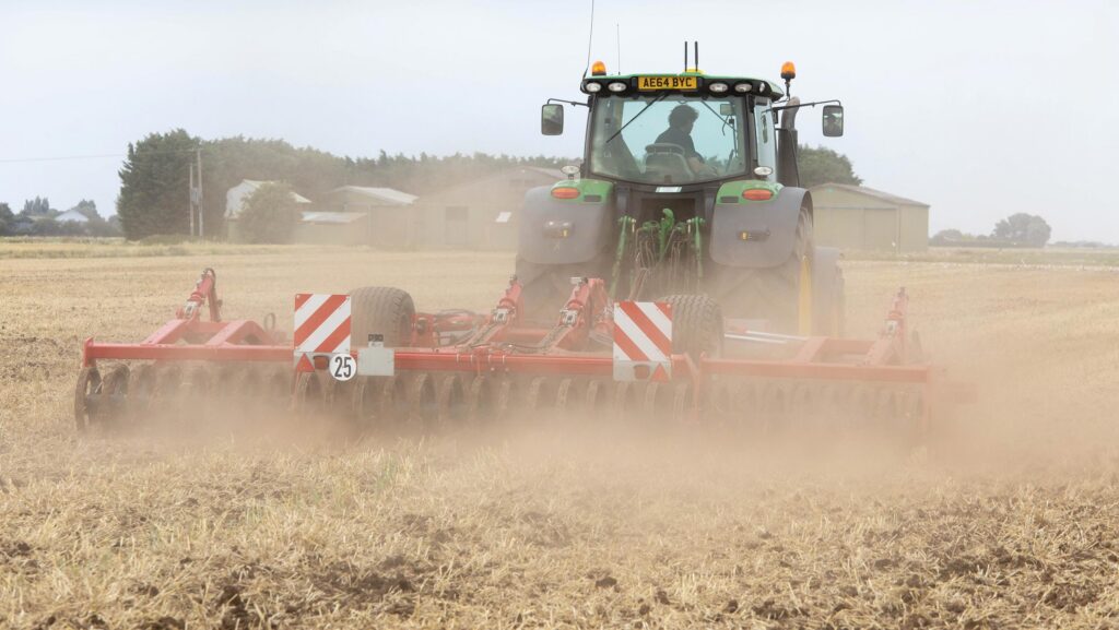 Cultivating barley stubble in dry conditions © Tim Scrivener