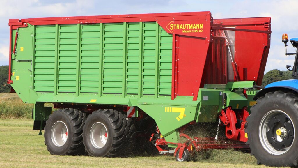 New 32cu m Magnon 8/9-330 is half a metre shorter than this 36cu m model © Strautmann