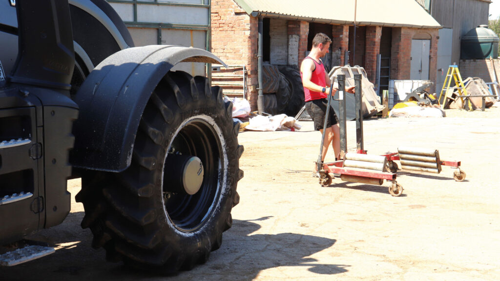 Changing a tyre on a vehicle