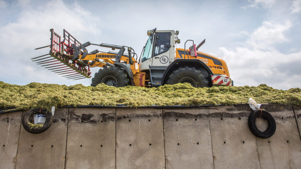 Clamping silage