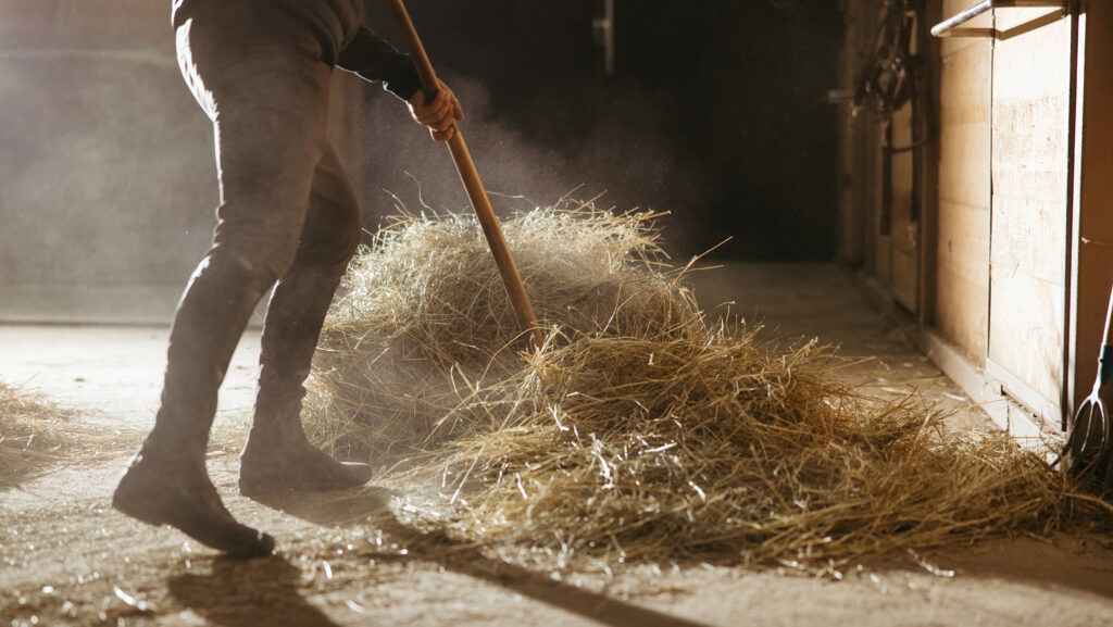 © Lifting Bags on Farm