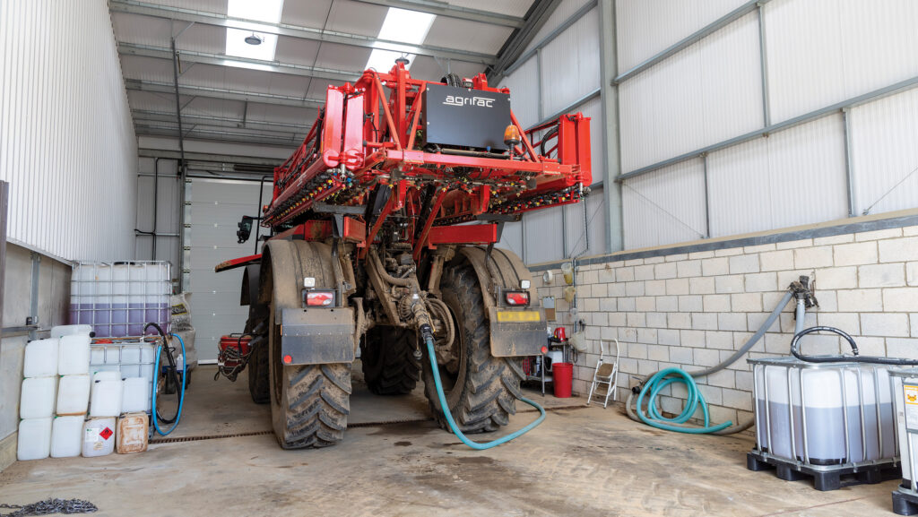 Filling sprayer with water