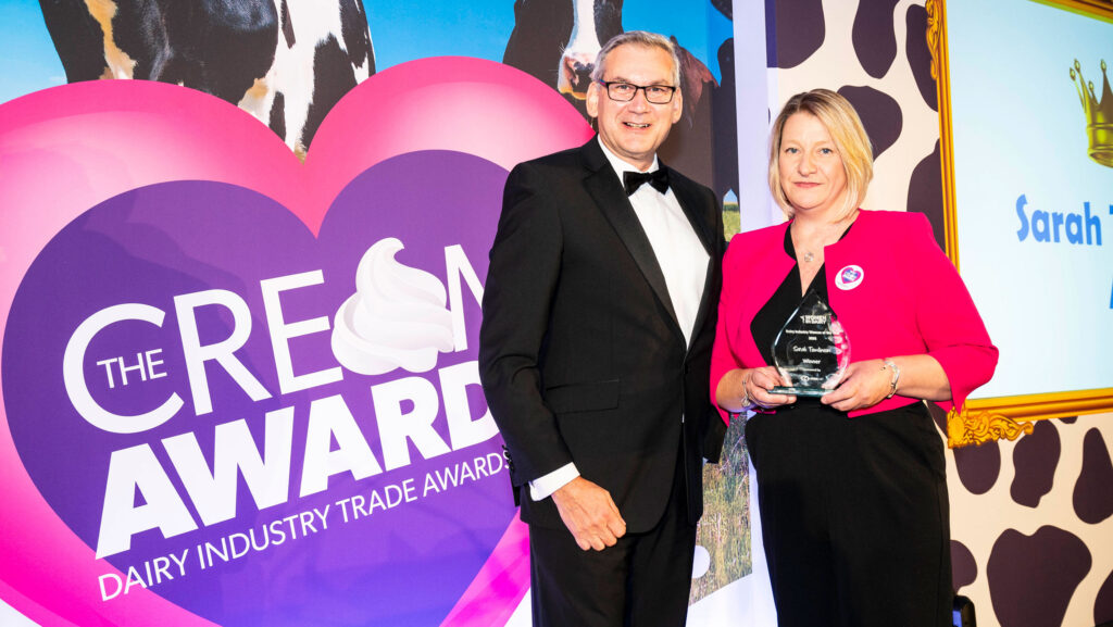 Sarah Tomlinson receiving her award © Grant Pritchard