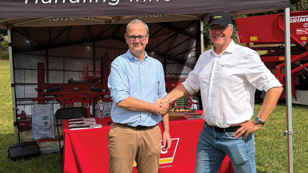 Tong sales director Simon Lee (left) with Martin van der Have of Flikweert