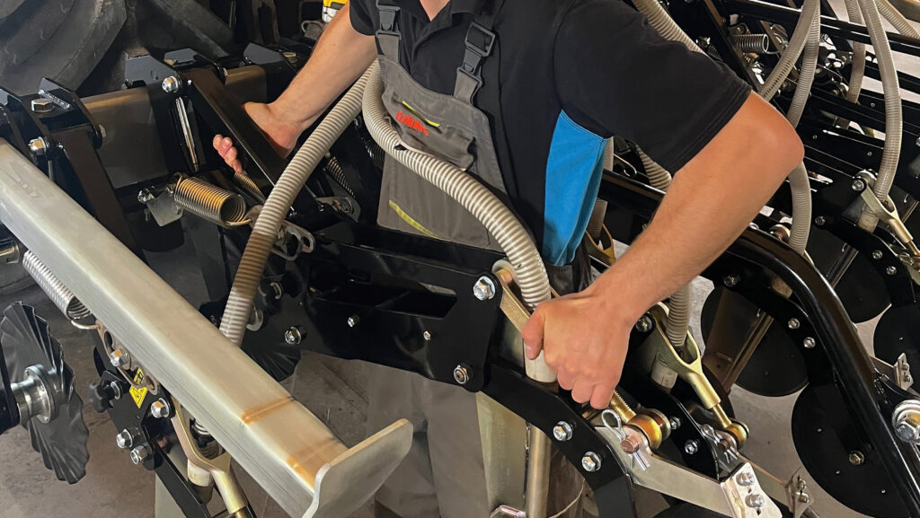 Loosening single M20 securing bolt on the toolbar