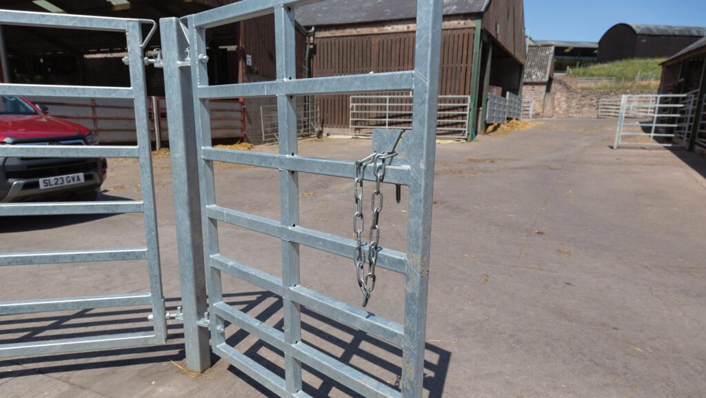 Adjustable fixing for loading gate