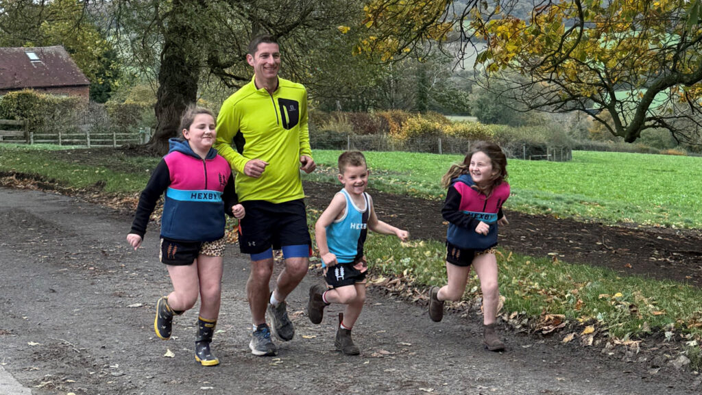 Ed Riley with his children Floss, Freddie and Clemmie © Frazer McCance