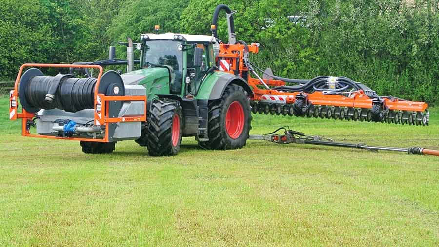 The  injector lifts clear of the telescopic swinging arm so that the tractor can turn back