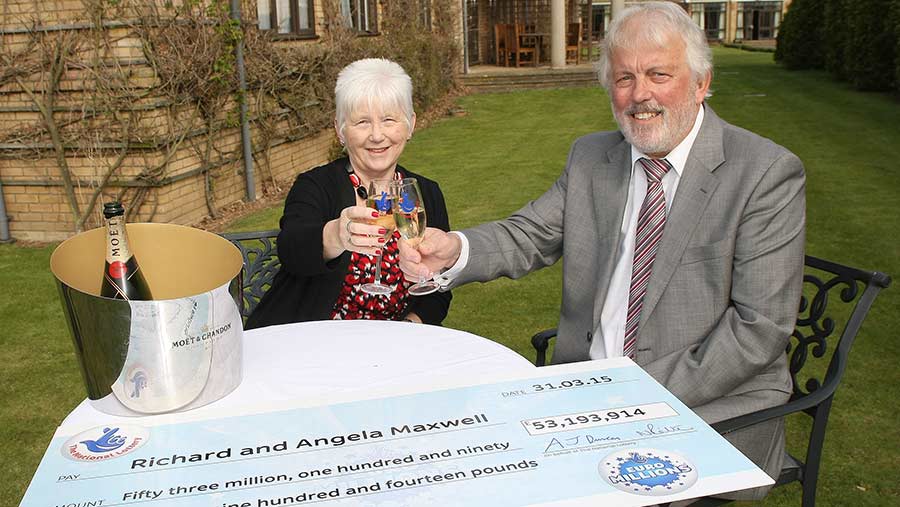 Richard y Angela Maxwell con su cheque de la lotería