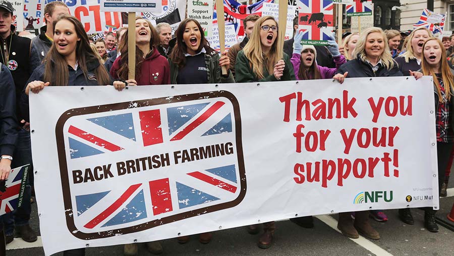 Women farmers marching with banner© Tim Scrivener