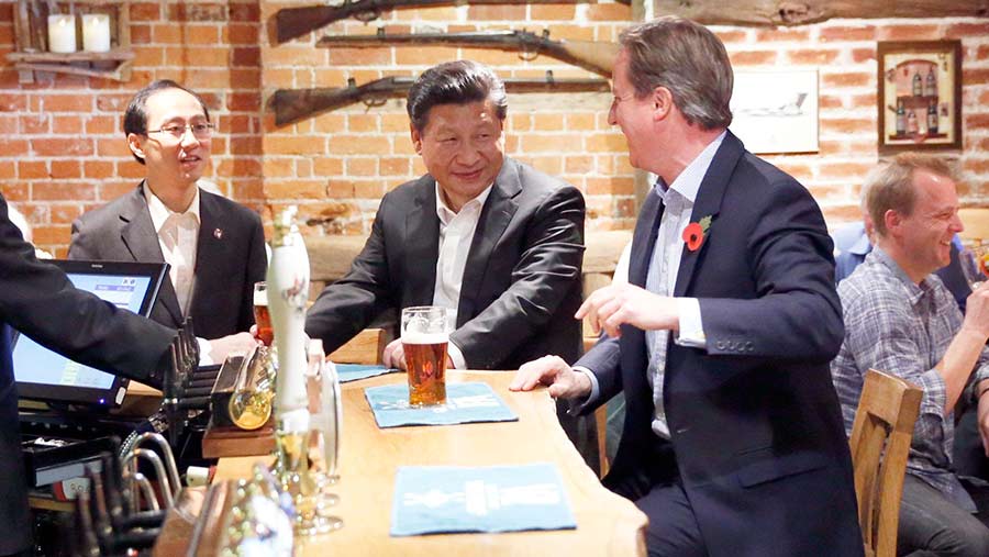David Cameron and Xi Jinping drinking beer