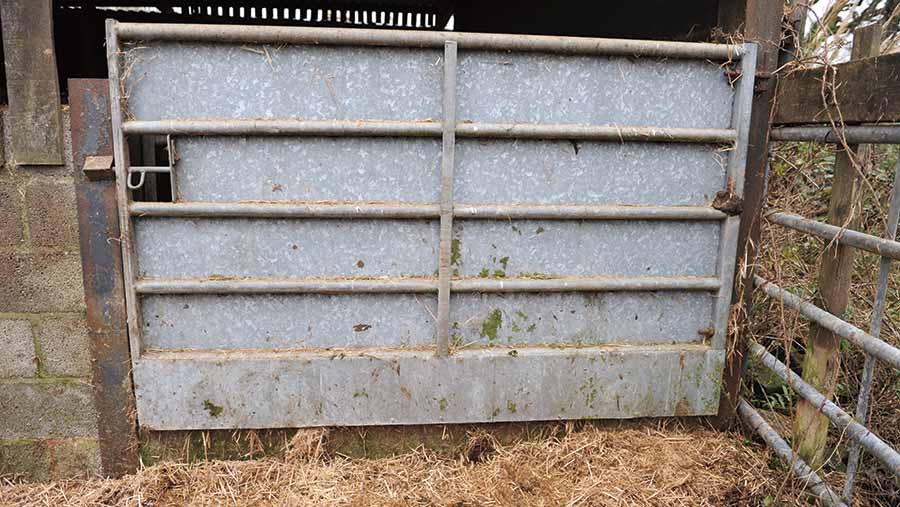 Gate and metal