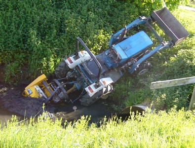 mini ford in ditch2