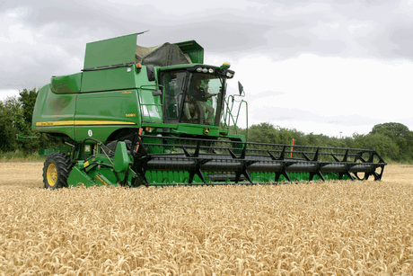 VIDEO: Deere shows off latest combine changes - Farmers Weekly
