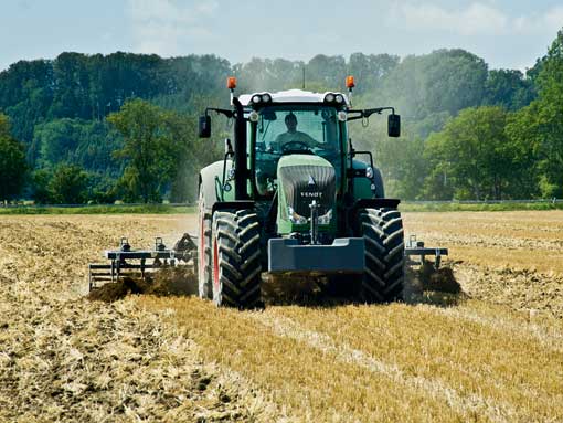 Fendt_828_Vario+cultivator