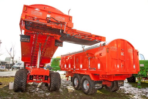 larrington ejector trailer with conveyor