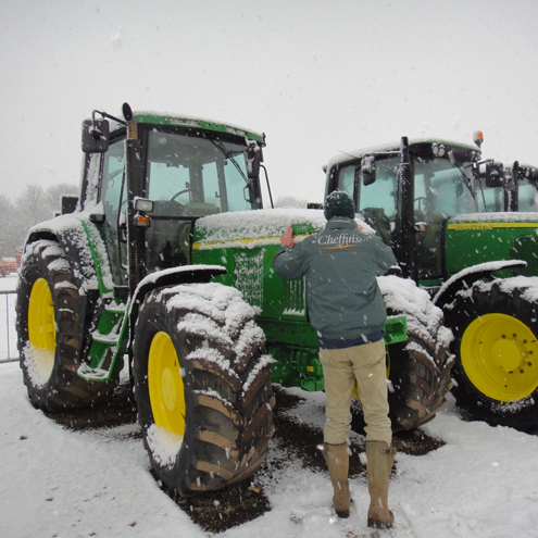 Auctioneer Bill Pepper clearing lot numbers