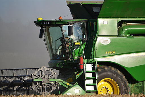 John Deere S680i combine