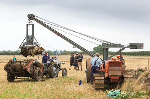 Muckshfting crane